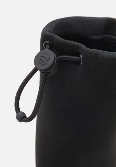 Stivale nero impermeabile con una finitura opaca liscia. Dotato di una chiusura con lacci e un toggle circolare per un fissaggio sicuro.