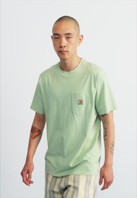 Carhartt WIP POCKET - Základné tričko - charm green