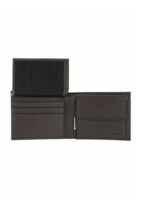 Cartera bifold de color marrón oscuro con múltiples ranuras para tarjetas, un monedero con solapa y una ventana para identificación de malla, mostrada completamente abierta sobre fondo blanco.