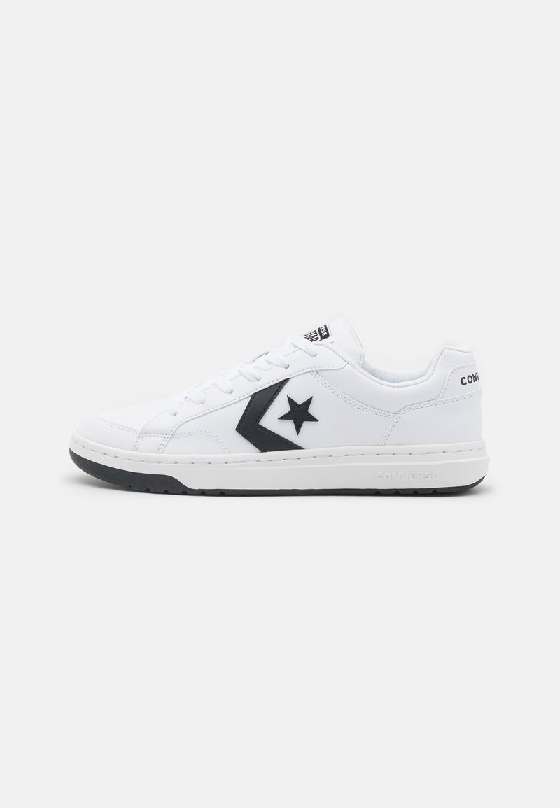 Adidași albi cu logo-ul unei stele negre, din material de piele netedă, cu sistem de șireturi, talpă din cauciuc și accente negre contrastante pe laterale.