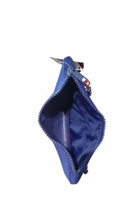 Niebieski worek z materiału z zygzakowatym zamkiem błyskawicznym, wnętrze wyłożone ciemnoniebieskim materiałem oraz małą czerwoną metką. W pozycji otwartej wnętrze jest przestronne.