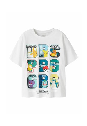 Hvid T-shirt med farverige Pokémon-figurer og deres navne inde i store alfabetbogstaver og tal, med teksten "Pokémon Gotta Catch 'Em All" nedenunder.