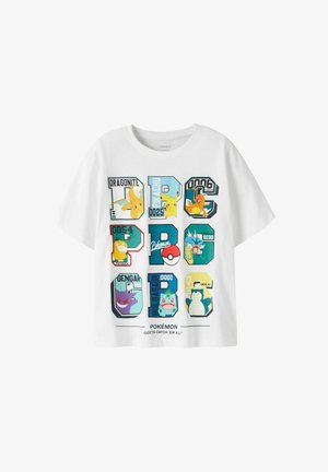 Biała koszulka z kolorowymi postaciami Pokémon i ich nazwami wewnątrz dużych liter alfabetu i cyfr, z tekstem "Pokémon Gotta Catch 'Em All" poniżej.