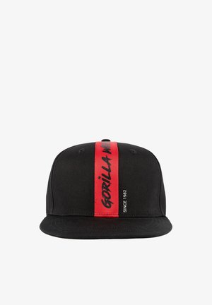 Casquette noire à visière plate avec une bande verticale rouge centrale comportant le texte "GORILLA WEAR" et l'inscription "SINCE 1982" imprimée en blanc.