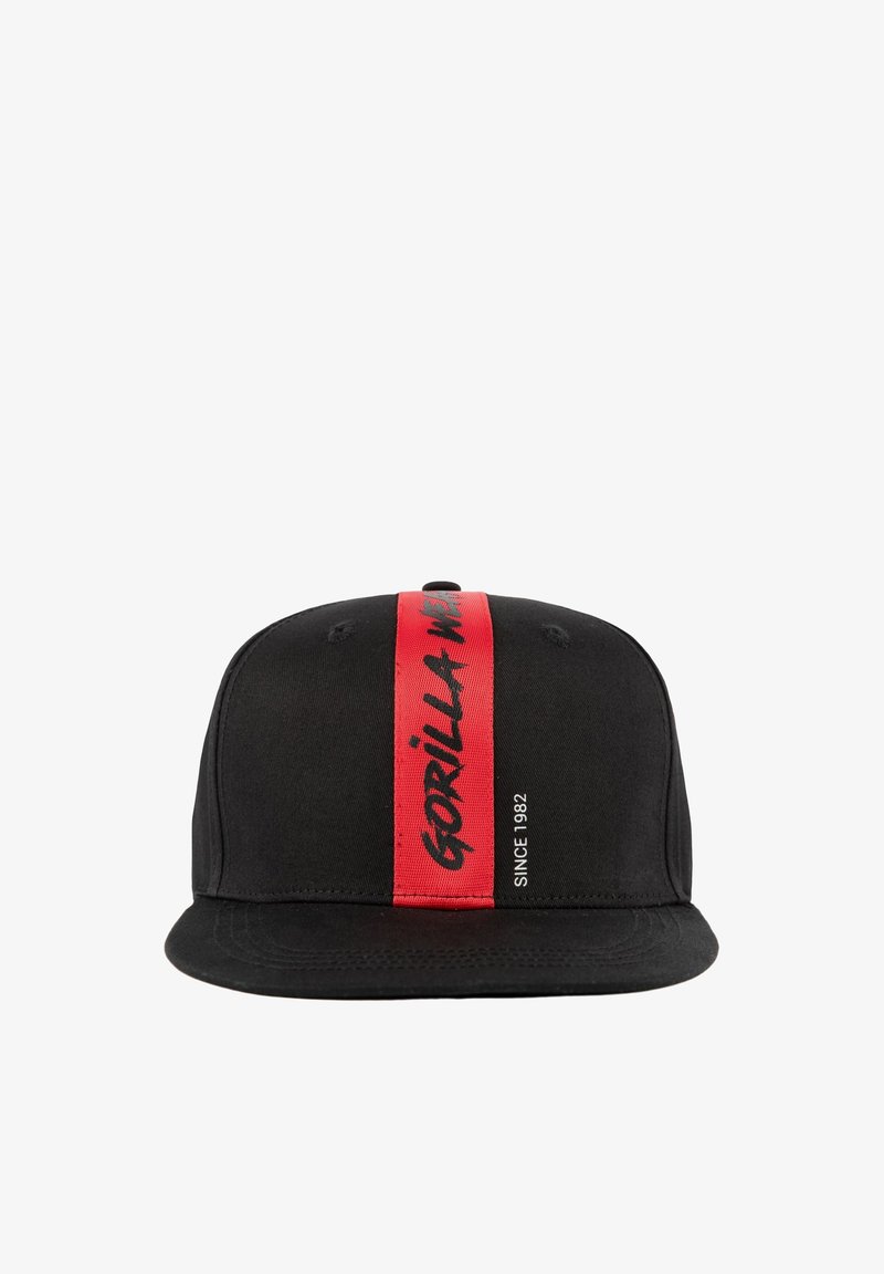 Zwarte pet met platte klep en een centrale verticale rode streep met de tekst "GORILLA WEAR" en "SINCE 1982" in het wit gedrukt.