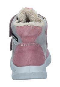 Kinderstiefel mit grauem und rosa Wildleder außen, flauschigem Innenfutter und Klettverschluss. Gummisohle mit strukturierter Oberfläche.