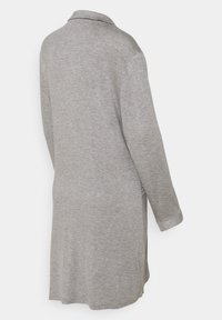 Grå langermet cardigan med krage, laget av et mykt stoff. Har rett snitt og sideåpninger for enkel bevegelse.