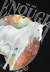 Grafica di un unicorno bianco su sfondo nero, con un vivace motivo spaziale e testo audace "SEI SUFFICIENTE" in argento metallizzato.