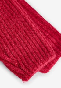 Røde strikkede handsker lavet af blødt, fuzzy garn med ribbet struktur. Designet er enkelt og har en tætsiddende pasform samt afrundede kanter.