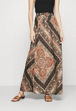 Jupe longue à motifs avec un design géométrique dans des nuances d'orange, de noir et de crème, dotée d'une taille cintrée et d'une silhouette fluide.