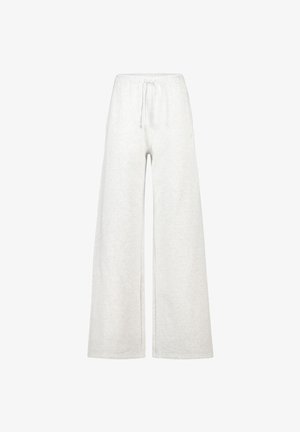Pantalones de pierna ancha en gris claro, fabricados en un tejido suave, con cintura elástica y cordón ajustable, sin patrones ni herrajes visibles.