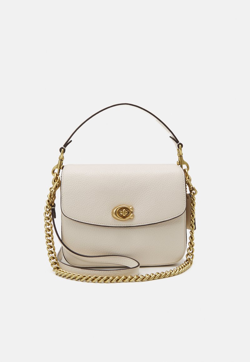 Borsa a mano in pelle bianca testurizzata con tracolla in catena color oro, chiusura a pattina e emblematico hardware circolare. Forma rettangolare compatta.