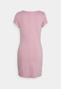 Vestido rosa de mangas curtas com silhueta ajustada, detalhes de costura e aberturas laterais. Feito de um tecido suave e liso.
