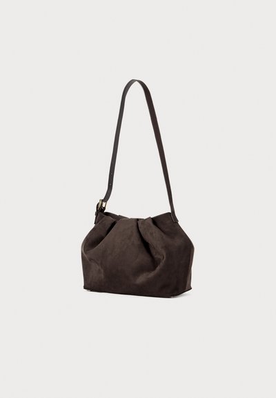 Borsa a spalla in camoscio marrone con un design arricciato, una singola tracolla regolabile e chiusura con zip. Texture liscia senza dettagli hardware visibili.