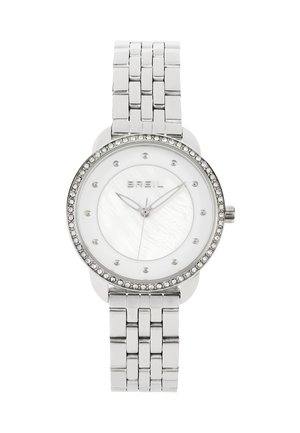 Montre en métal argenté avec un boîtier rond, cadran en nacre blanche et douze marqueurs horaires. Lunette ornée de petits cristaux, design de bracelet lié.