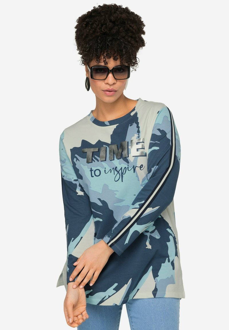 Camicia a maniche lunghe con motivo camouflage blu e verde, con testo "TIME to inspire", scollatura rotonda e fessure laterali per facilitare i movimenti.