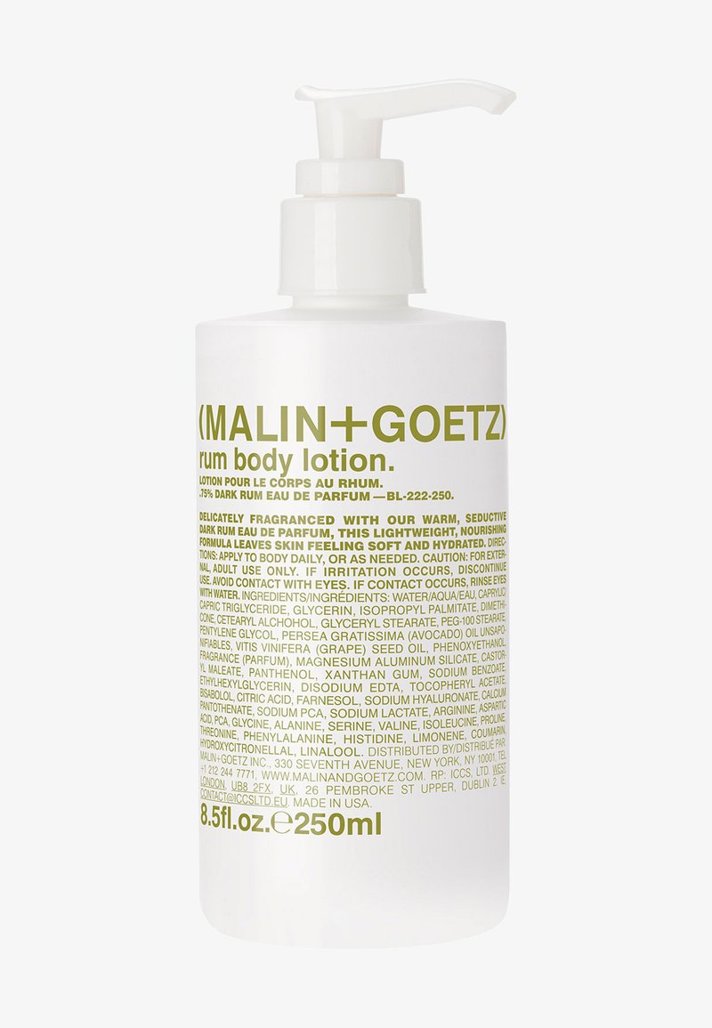 Klare Kunststoffflasche mit einem weißen Pumpenkopf. Mit grüner Schrift; beschriftet als "Rum Körperlotion". Enthält 250 ml Produkt.