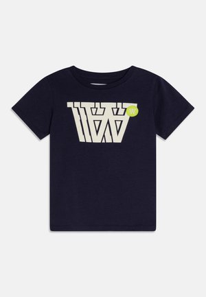 Marineblauw T-shirt met korte mouwen met een gedurfd wit en geel abstract geometrisch ontwerp in het midden van de borst.