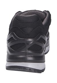 Scarpa sportiva nera con tomaia in mesh testurizzato, colletto imbottito e suola in gomma spessa, nera e bianca, caratterizzata da un design unico e ritagli.