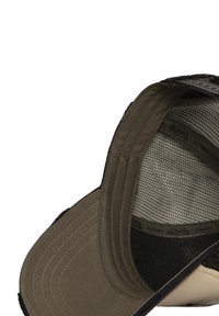 Casquette de baseball avec un devant vert olive, une visière noire et un intérieur en mesh. Forme structurée avec des détails de couture contrastants.