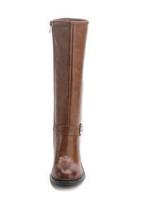 Bota marrón de cuero sintético, de altura hasta la rodilla, con cremallera lateral y una correa decorativa con un acento de hebilla metálica.