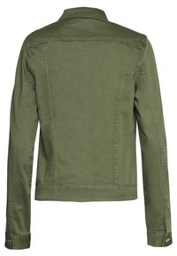 Chaqueta de mezclilla verde con un diseño estructurado, que presenta un collar clásico, mangas largas y costuras detalladas en la parte posterior y los lados.