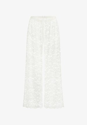 Białe spodnie z koronki o szerokim kroju nogawek, wyposażone w elastyczny pas. Tekstura jest delikatna i przejrzysta z kwiatowym wzorem.