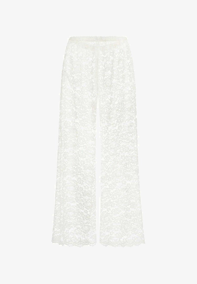 Białe spodnie z koronki o szerokim kroju nogawek, wyposażone w elastyczny pas. Tekstura jest delikatna i przejrzysta z kwiatowym wzorem.