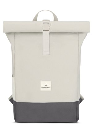 Mochila con cierre enrollable en tela beige y gris oscuro, con cierre de hebilla frontal y parche con el logo de Johnny Urban en el centro delantero.