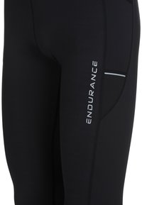 Svarta sportleggingar med en slät textur, med reflekterande detaljer och en sidoficka. "ENDURANCE"-logotypen tryckt på benet.