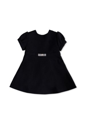 Robe noire avec des manches bouffantes courtes, une jupe évasée et une ceinture décorée de strass brillants. Tissu lisse et silhouette classique.