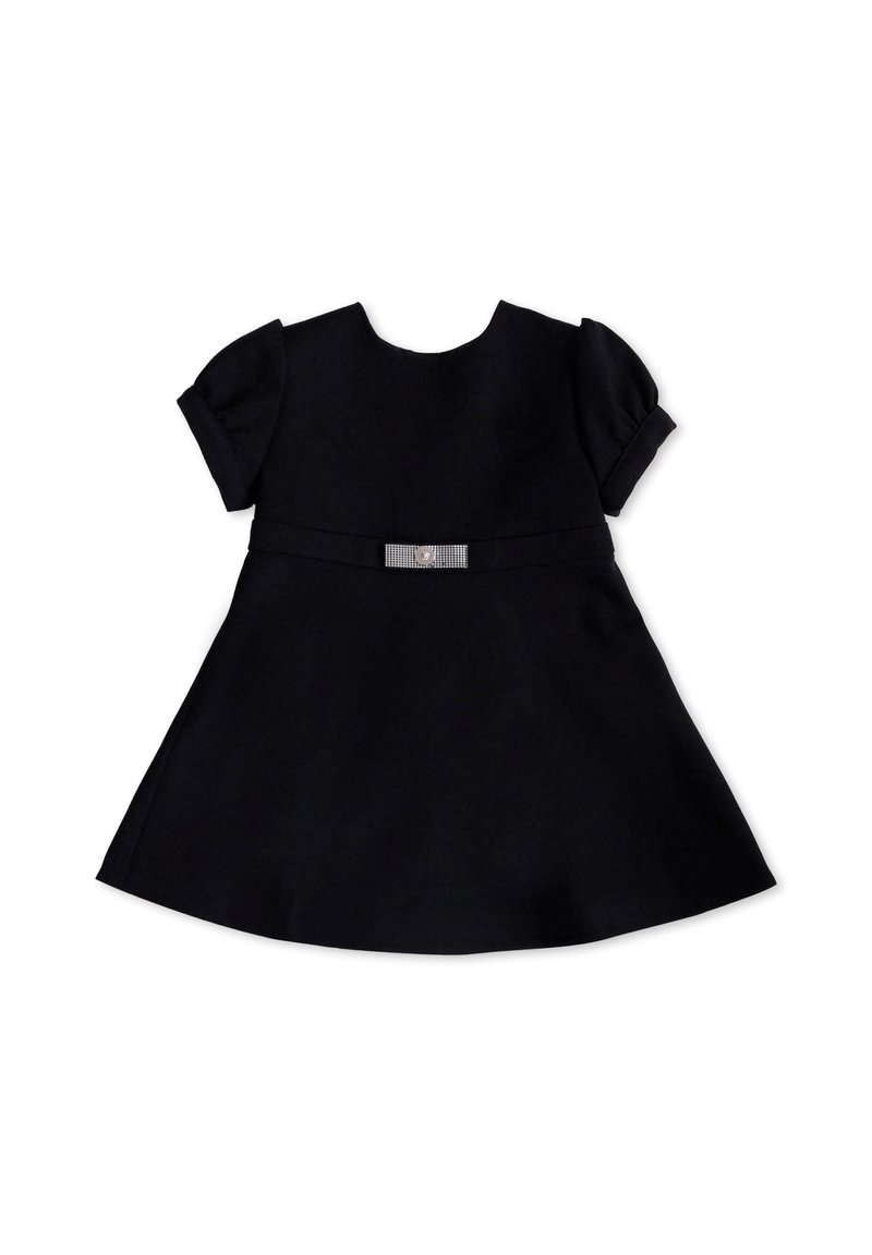 Czarna sukienka z krótkimi bufiastymi rękawami, rozkloszowanym dołem i błyszczącym, ozdobionym kryształkami pasem w talii. Gładki materiał i klasyczna sylwetka.