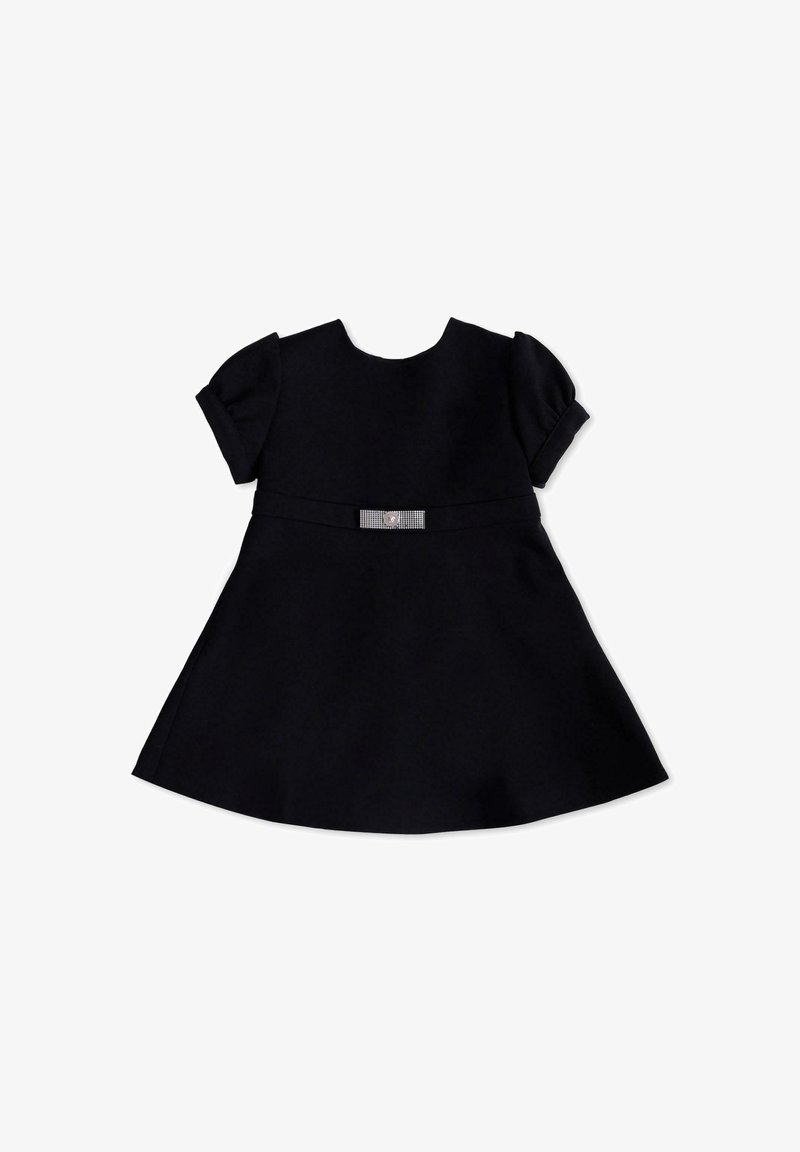 Czarna sukienka z krótkimi bufiastymi rękawami, rozkloszowanym dołem i błyszczącym, ozdobionym kryształkami pasem w talii. Gładki materiał i klasyczna sylwetka.