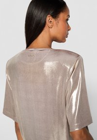 BOSS ESENS - Trükipildiga T-särk - medium beige