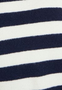 Tessuto lavorato a maglia con righe alternate di blu navy e bianco. La texture è morbida con un aspetto leggermente peloso.