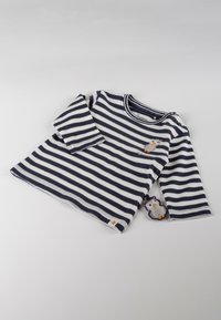 Navy- und weiße gestreifte Langarmshirt mit einer Eulenstickerei auf der Brust und einem kleinen, eulenförmigen Accessoire.