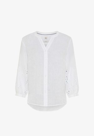 Hvid skjortebluse med knapper og trekvartlange ærmer, prydet med hulbroderi og rund hals uden krave.