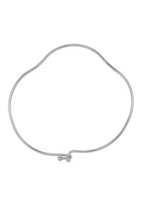 Sølvtråd-choker med et glat, afrundet design. Den har en sømløs finish og en simpel lukning med to små kugleaccentuer.