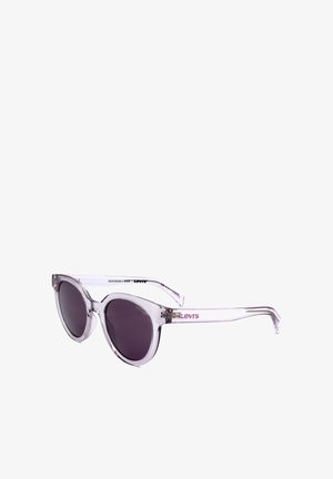 Occhiali da sole in plastica trasparente viola a forma di occhio di gatto con lenti scure e logo Levi's sulle aste.