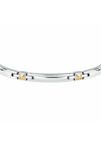 Bracciale in argento con maglie lisce e curve, caratterizzato da due accenti quadrati in oro al centro. Finitura in metallo lucido con un design elegante.
