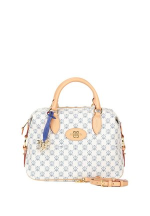 Borsa a mano con motivo bianco e beige, manici color cuoio, ferramenti dorati, ciondolo a nastro blu e tracolla staccabile su sfondo bianco.