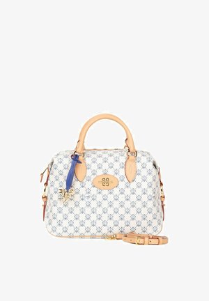 Weiße und beige gemusterte Handtasche mit hellbraunen Griffen, goldfarbenen Beschlägen, einem blauen Bandanhänger und einem abnehmbaren Schulterriemen vor weißem Hintergrund.