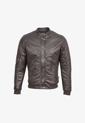 Braune Lederjacke mit Druckknopfverschluss, hohem Kragen und gerippten Manschetten. Verfügt über zwei vordere Reißverschlusstaschen und eine glatte, glänzende Oberfläche.