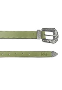 Cinturón de cuero verde con una hebilla plateada grabada, que presenta acentos decorativos y punta en forma de flecha. Incluye agujeros espaciados uniformemente para ajuste.