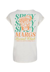Cremefarbenes T-Shirt mit hochgerollten Ärmeln, das eine lebhafte Grafik eines Cocktails zeigt, mit dem Text "SPICY MARGS Social Club" in Grün und Orange.