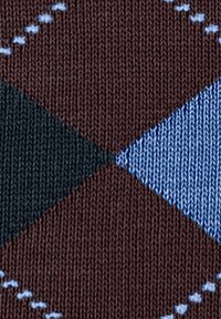 Tissu en tricot avec un motif en diamant dans des tons de vert foncé, marron et bleu clair, avec des accents de couture contrastants pour ajouter texture et détail.