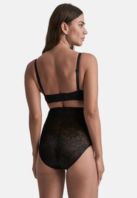 Hoge taille zwarte lingerie met een bloemig kantpatroon, zachte stof en verstelbare bh-bandjes met haaksluiting aan de achterkant.
