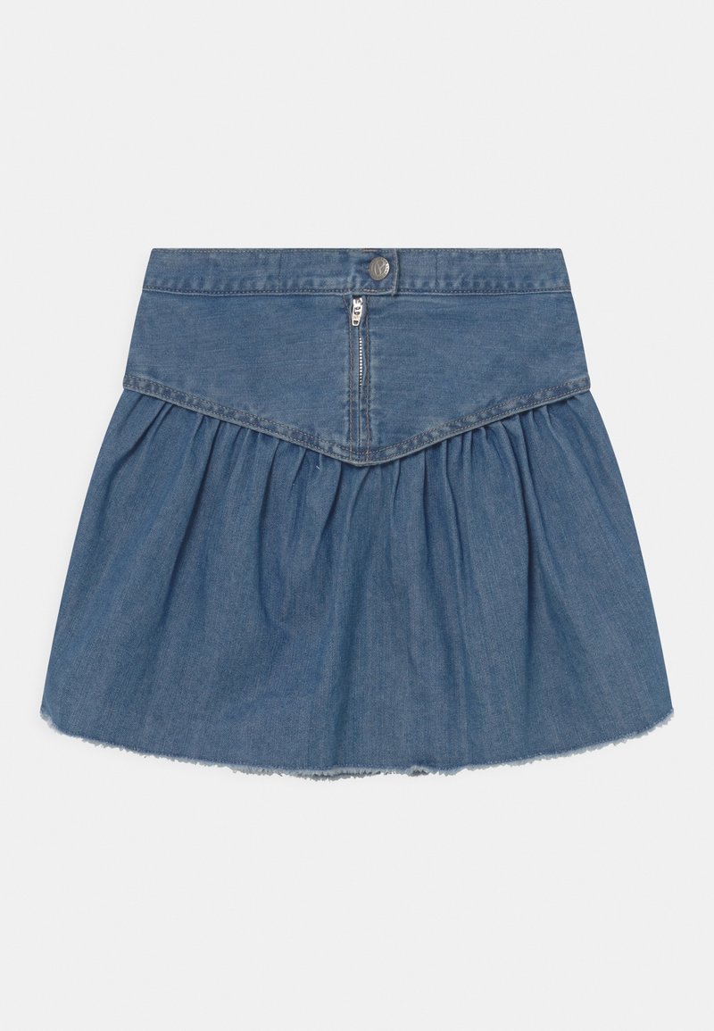 Mini-jupe en denim avec taille haute en forme de V, fermeture éclair avant, fermeture par bouton, tissu froncé et ourlet effiloché.