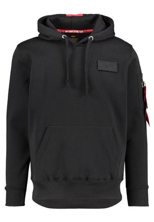 Zwarte pullover hoodie met voorzak, trekkoord in de capuchon, patch op de borst en een ritstas met rood label op de linkermouw.