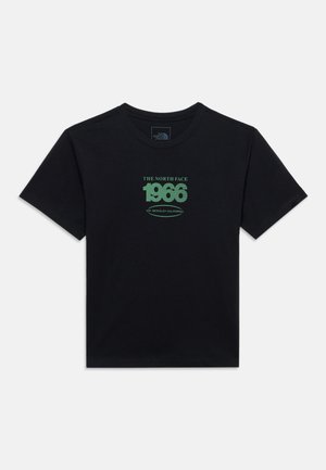 Czarna koszulka z krótkim rękawem z zielonym tekstem "THE NORTH FACE 1966 EST. BERKELEY CALIFORNIA" nadrukowanym na środku z przodu.